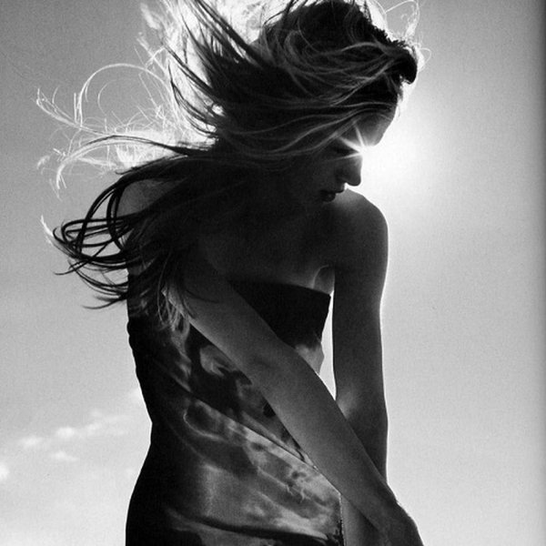 С девушками черно