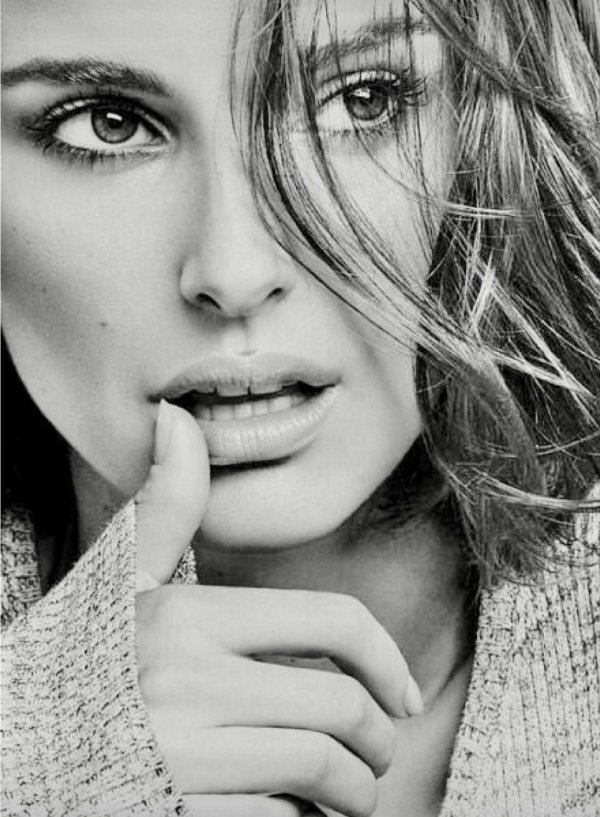 С девушками черно