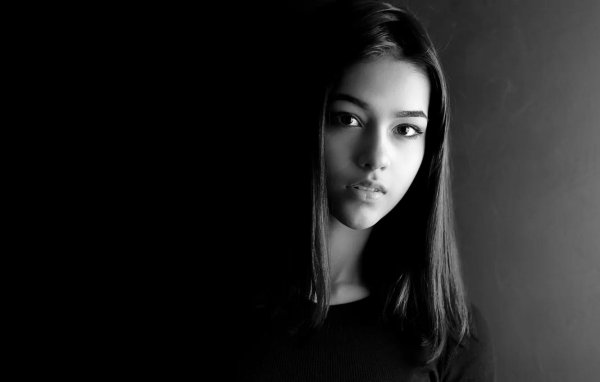 С девушками черно