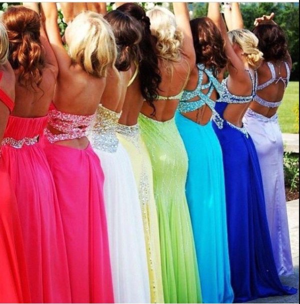 Платья на девушках