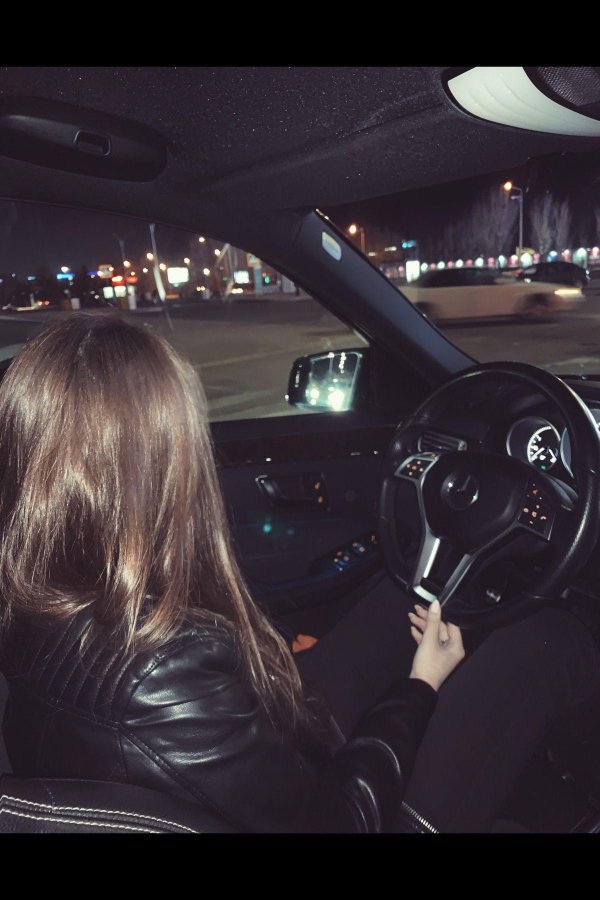 Девушка за машиной