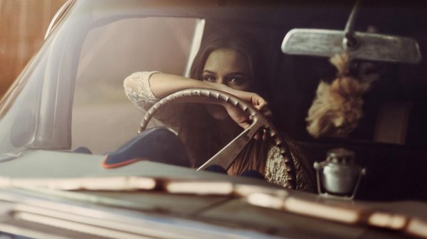 Девушка за машиной