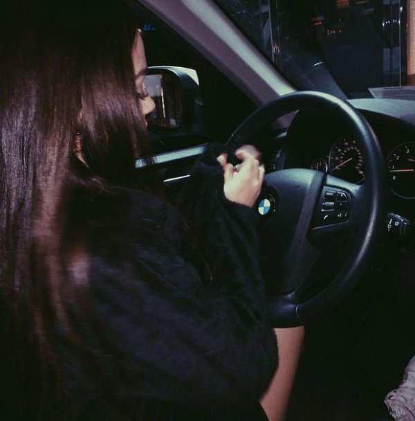 Девушка за машиной