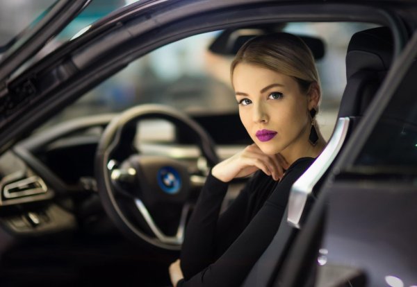 Девушка за машиной