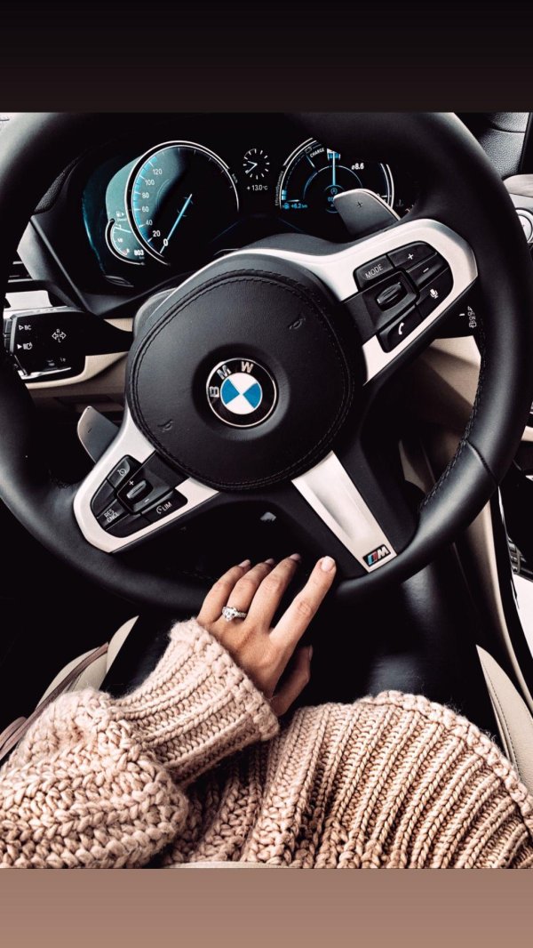 Девушка за машиной