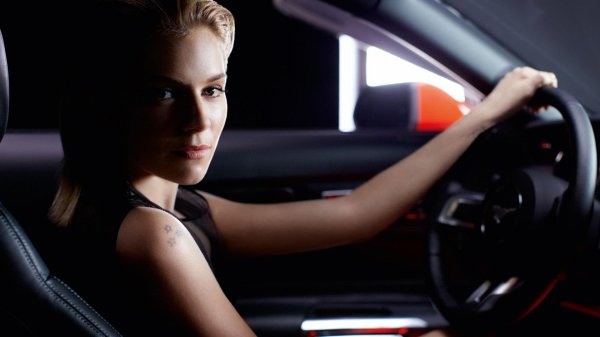 Девушка за машиной