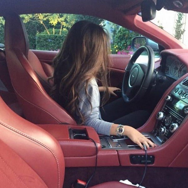 Девушка за машиной