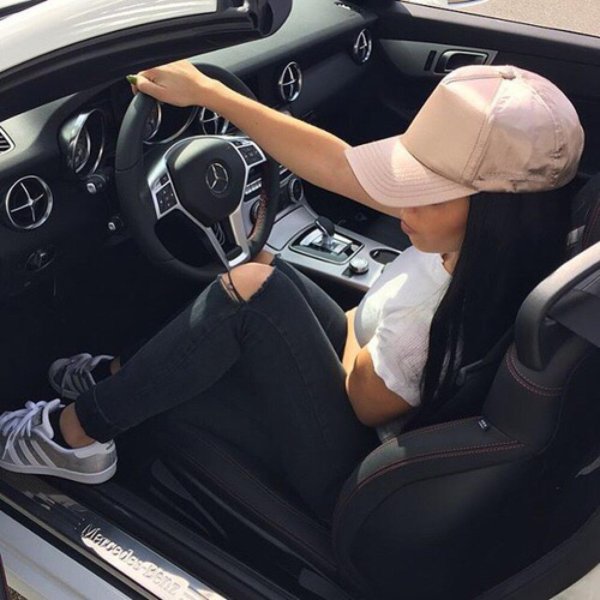 Девушка за машиной