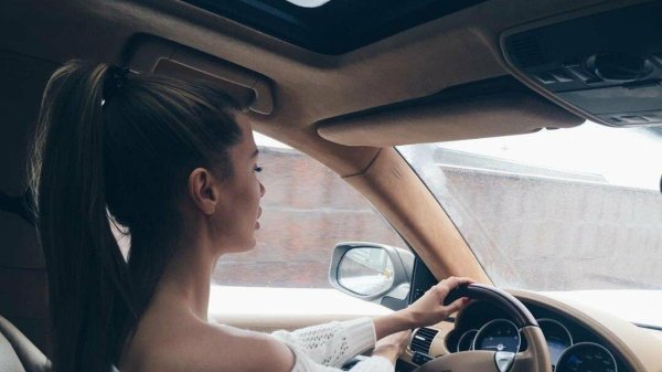 Девушка за машиной