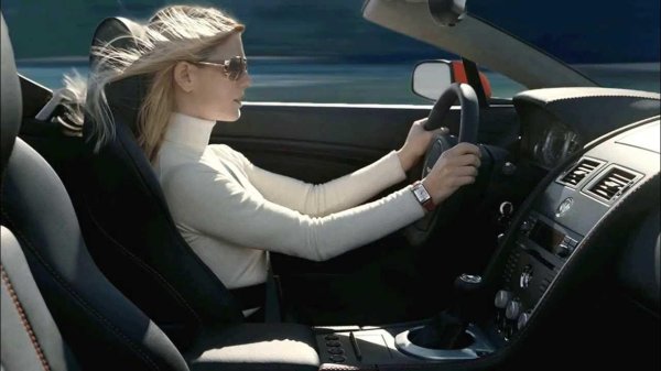 Девушка за машиной