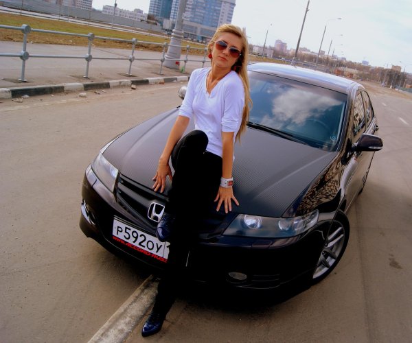 Девушка за машиной