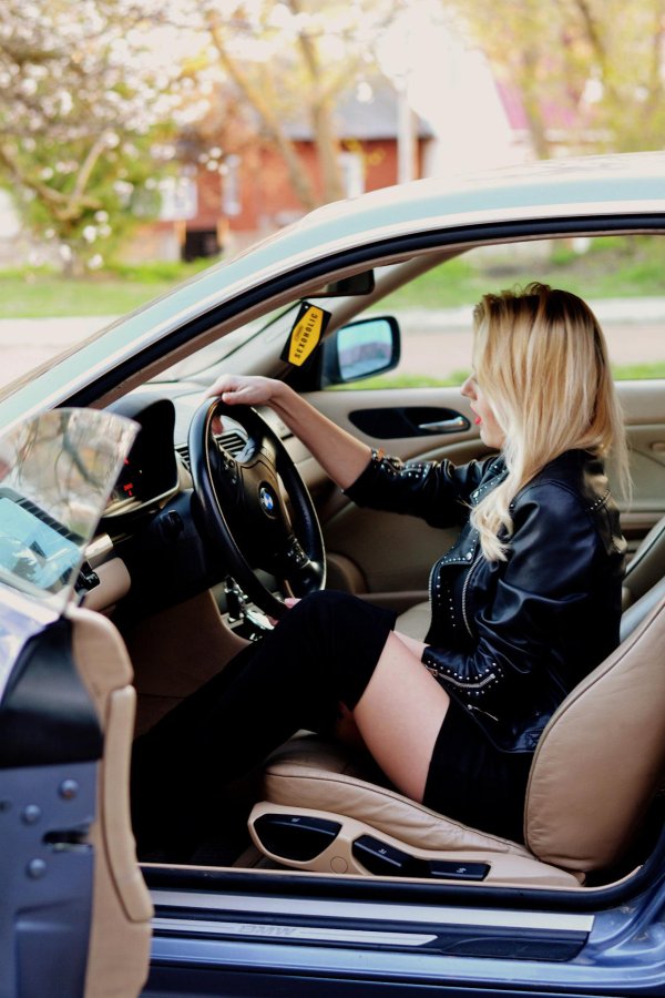 Девушка за машиной