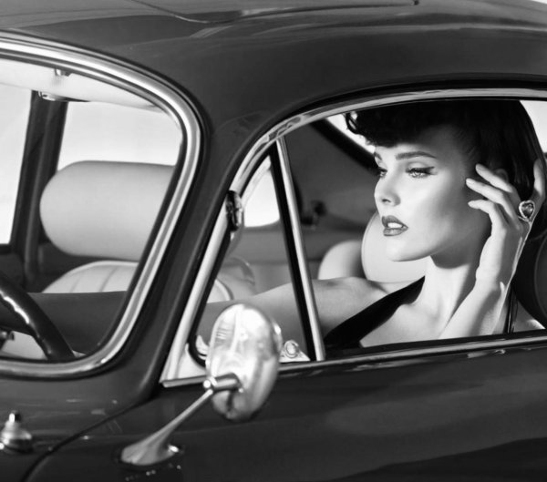 Девушка за машиной