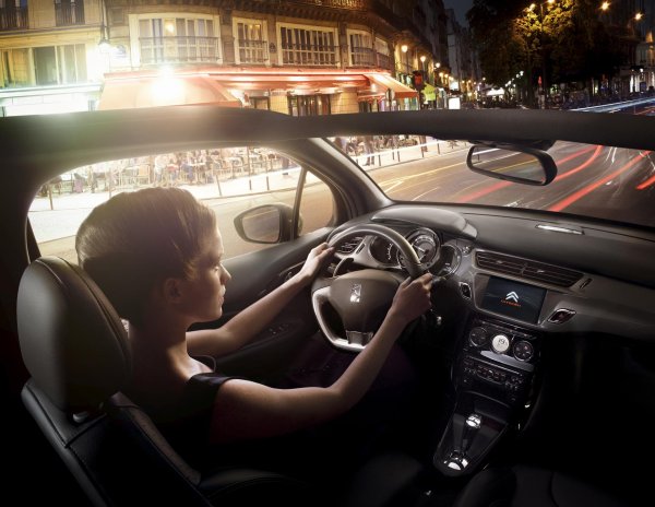 Девушка за машиной