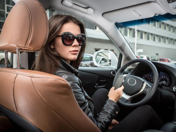 Девушка за машиной