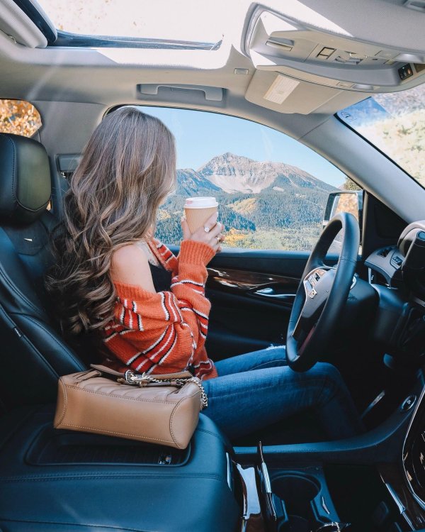 Девушка за машиной