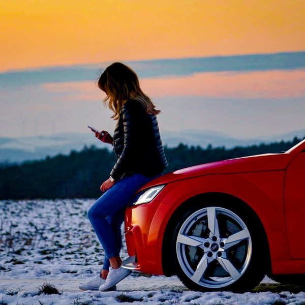 Девушка за машиной