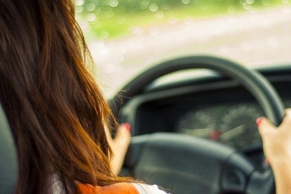 Девушка за машиной