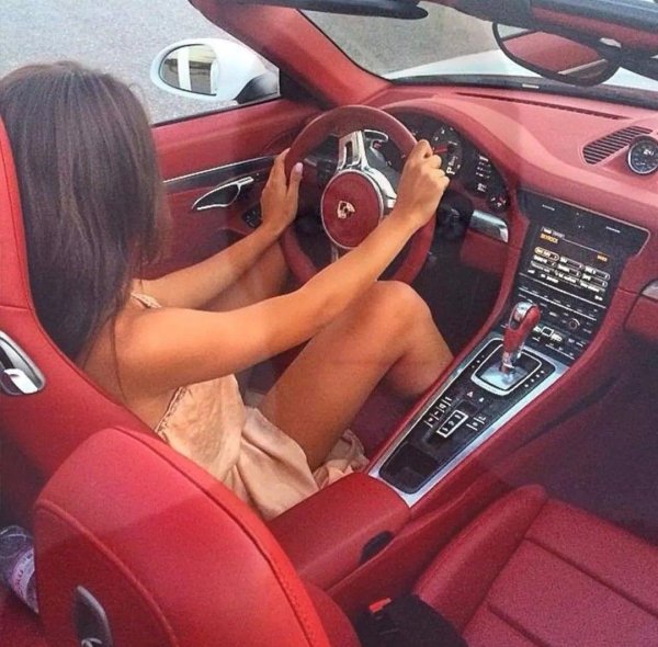 Девушка за машиной