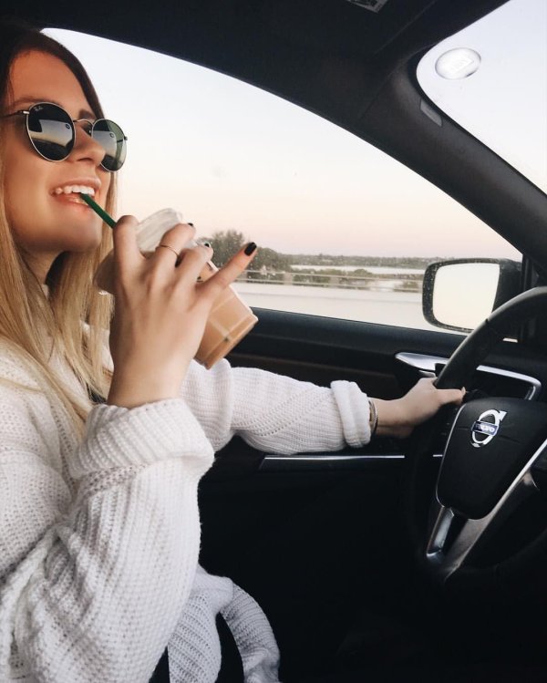 Девушка за машиной