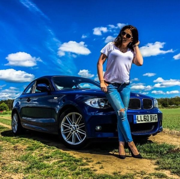 Девушка за машиной