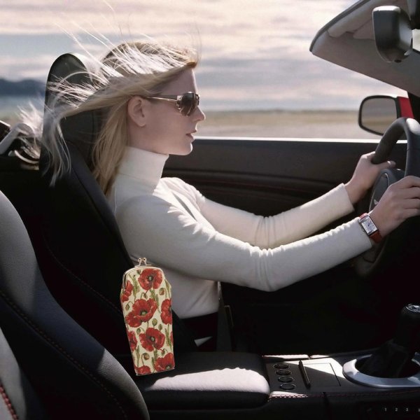 Девушка за машиной