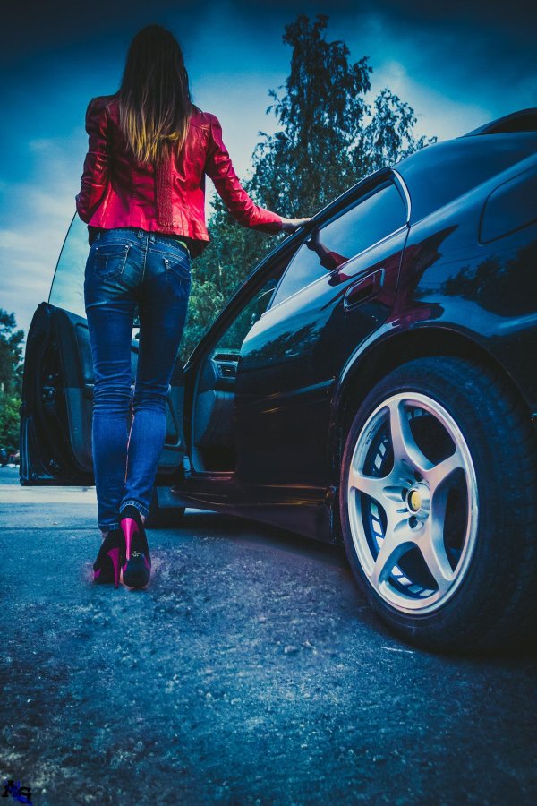 Девушка за машиной