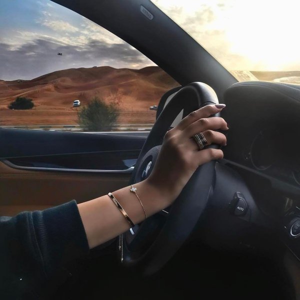 Девушка за машиной