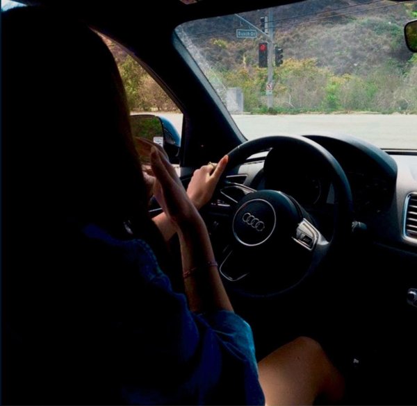 Девушка за машиной