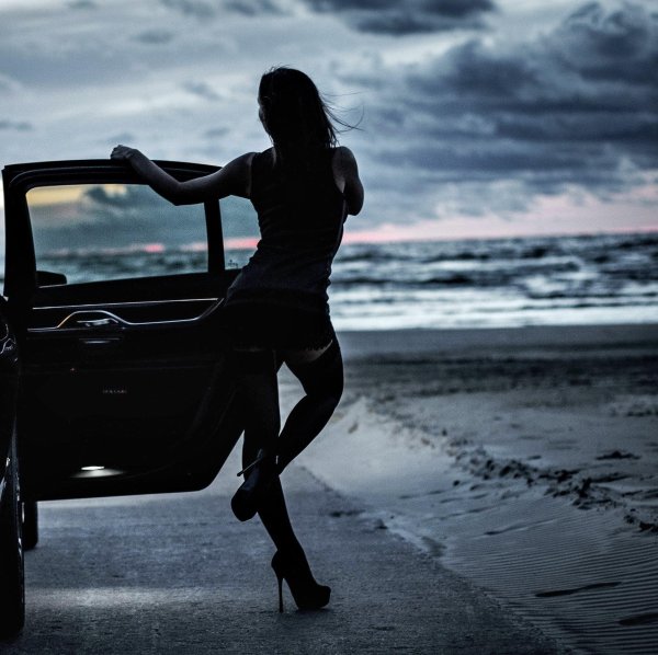 Девушка за машиной