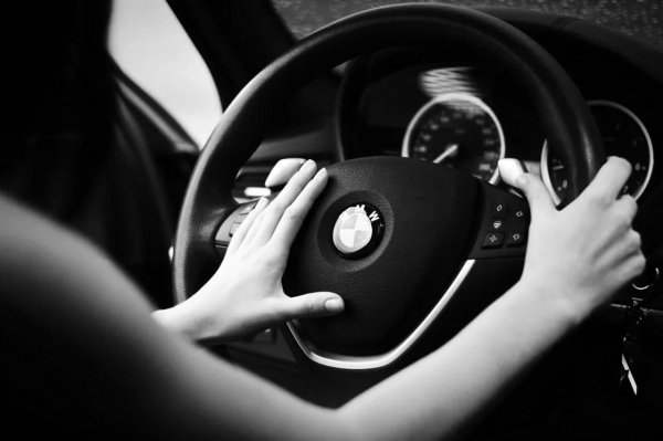 Девушка за машиной