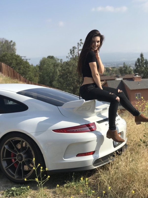 Девушка за машиной