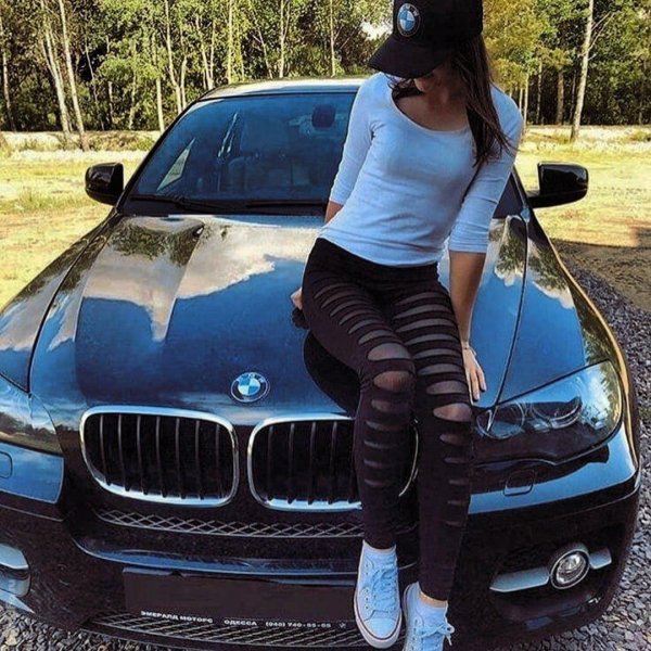 Девушка за машиной