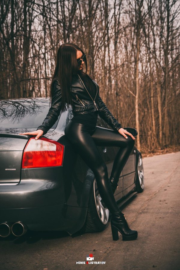 Девушка за машиной