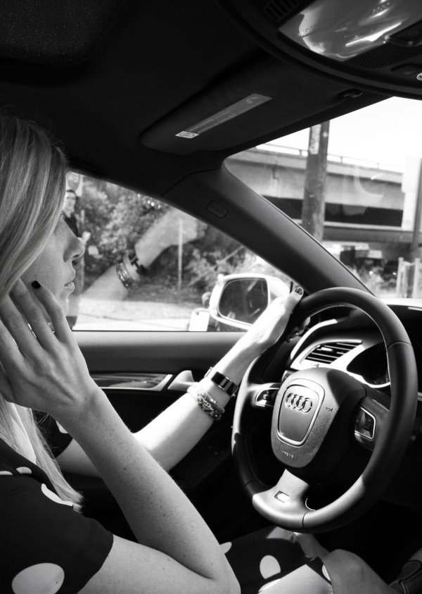 Девушка за машиной