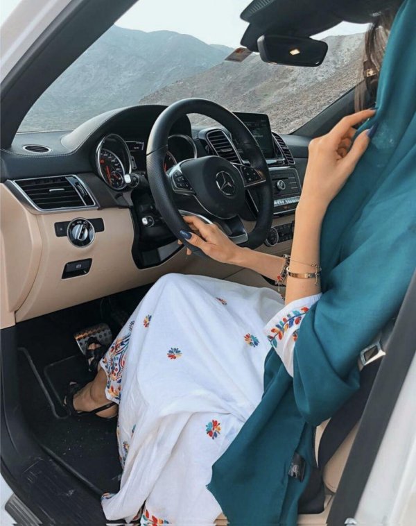 Девушка за машиной