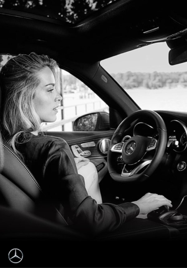 Девушка за машиной