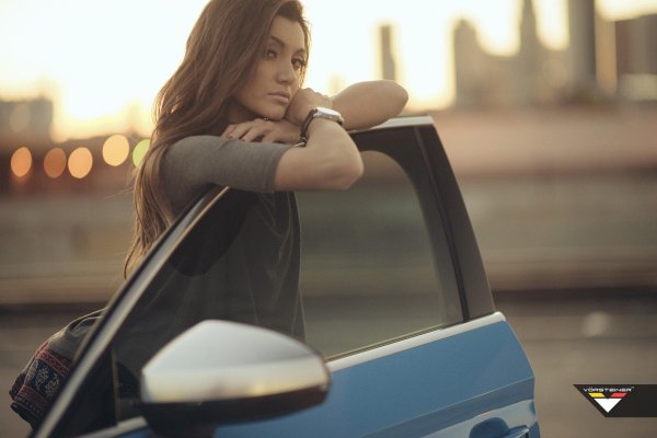 Девушка за машиной