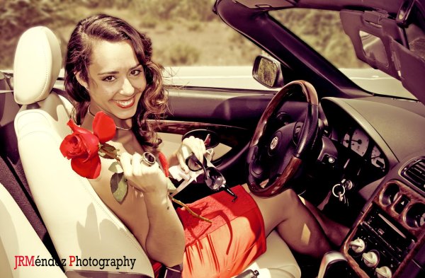 Девушка за машиной