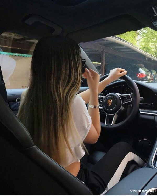 Девушка за машиной