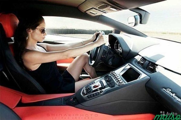 Девушка за машиной