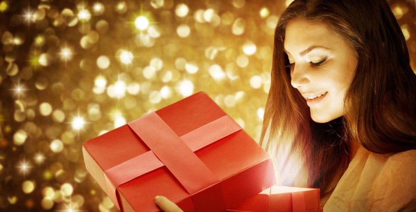 Девушка с подарком