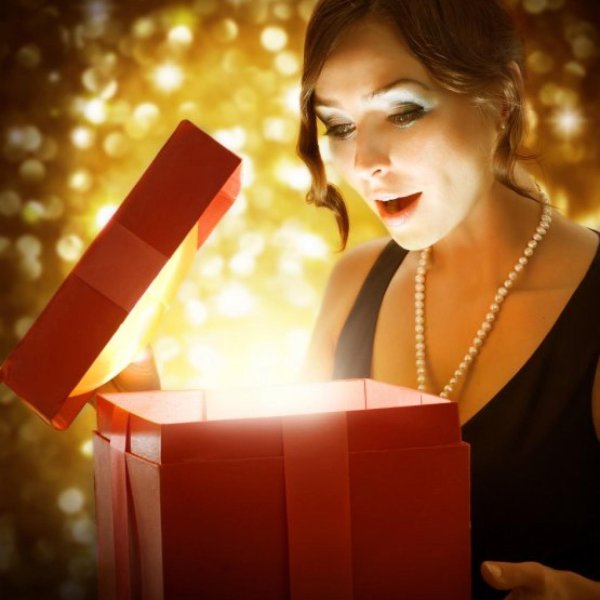 Девушка с подарком