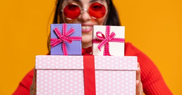 Девушка с подарком