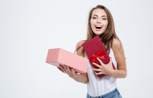 Девушка с подарком