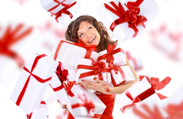 Девушка с подарком