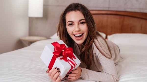 Девушка с подарком