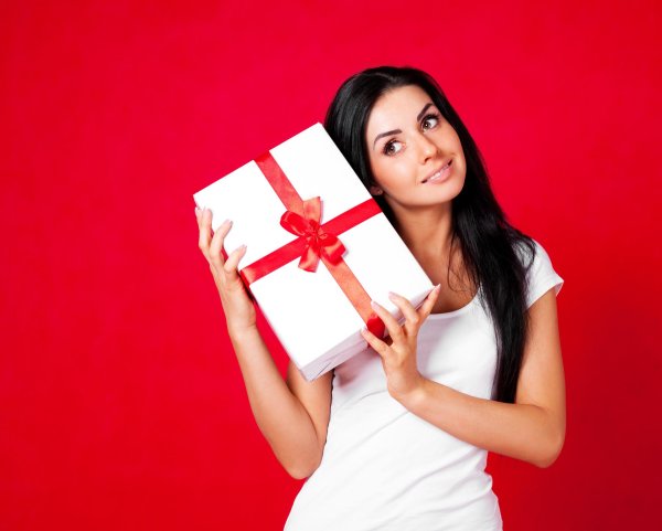 Девушка с подарком