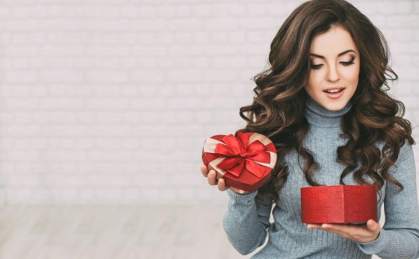Девушка с подарком