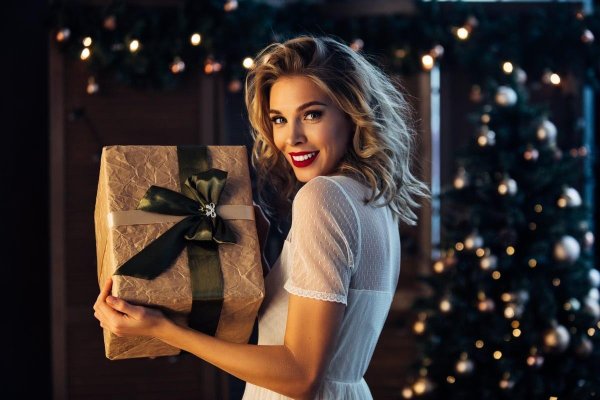 Девушка с подарком